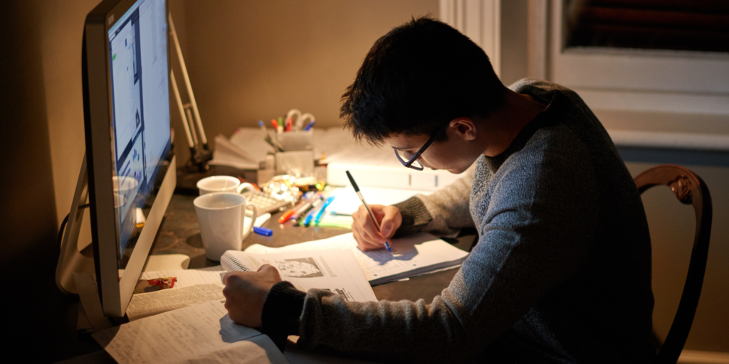 Imagem de um homem estudando, no artigo Financiamento Estudantil SHP